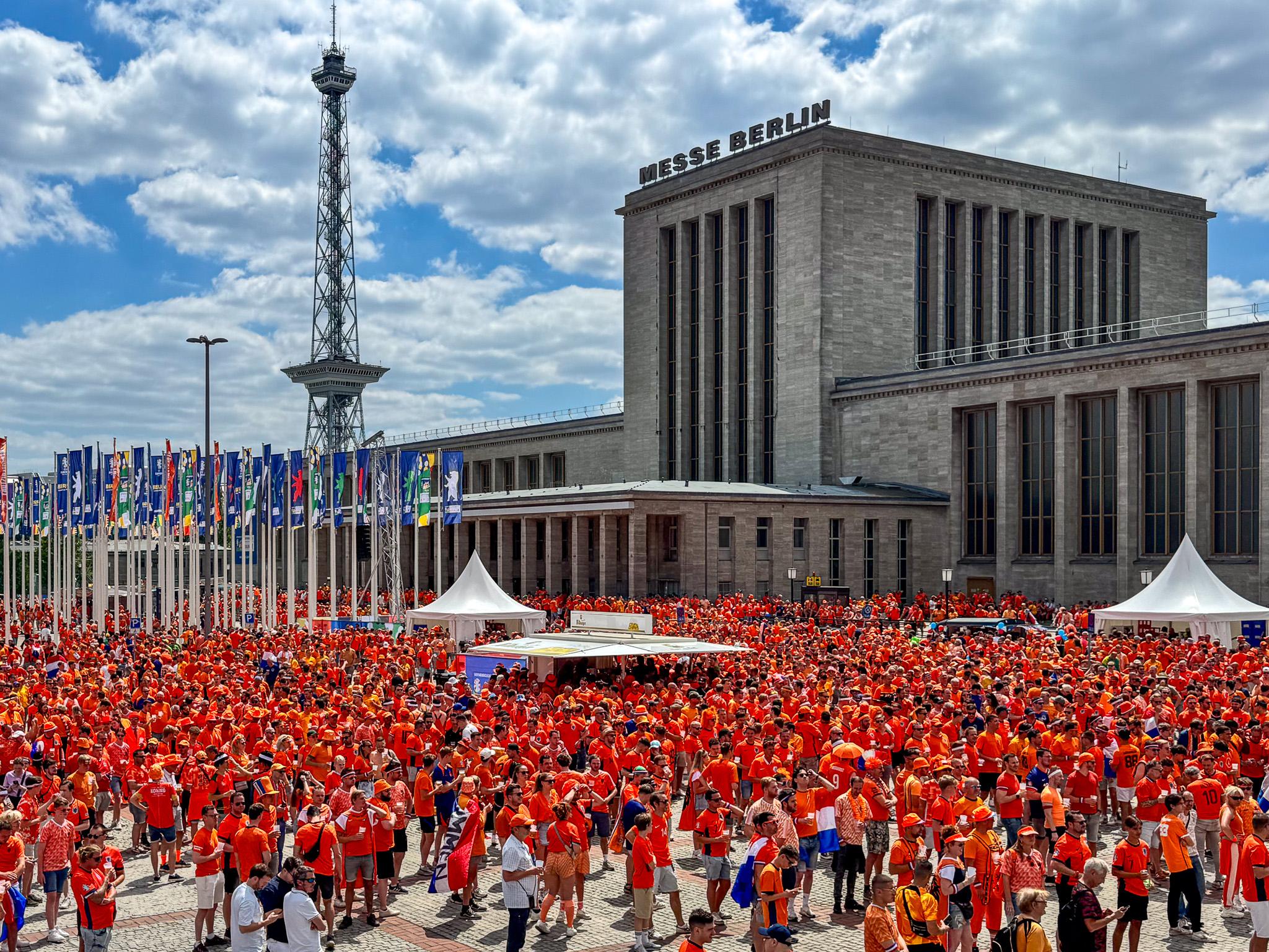 Eingang Nord der Messe Berlin mit allen Holland-Fans